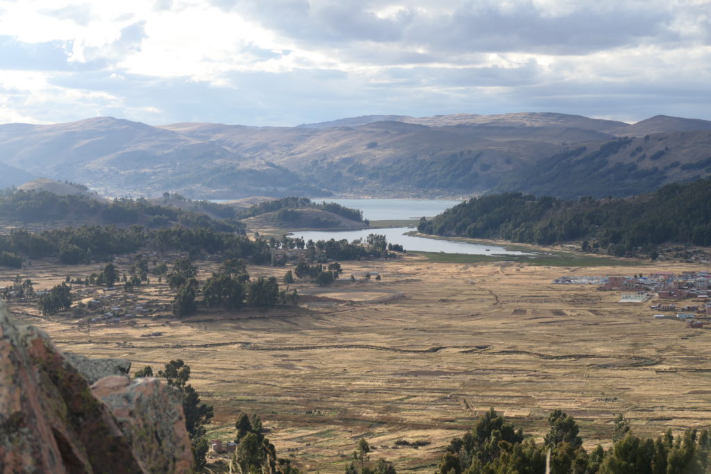 Vue de la baie de Mililaya depuis la colline de Jorape (Tilali – Pérou).)